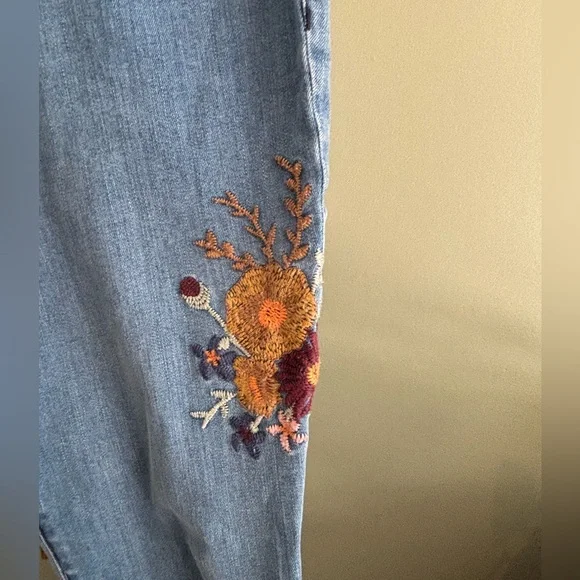 197.) George / W 16-17” R 10” / Embroidered / Light-wash /  Skinny Jeans - Picture 5 of 7